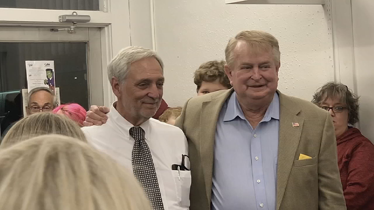 SCOTTSBURG MAYOR RACE FOLO 5pPKG_frame_3939 Mayor and successor-elect.jpg